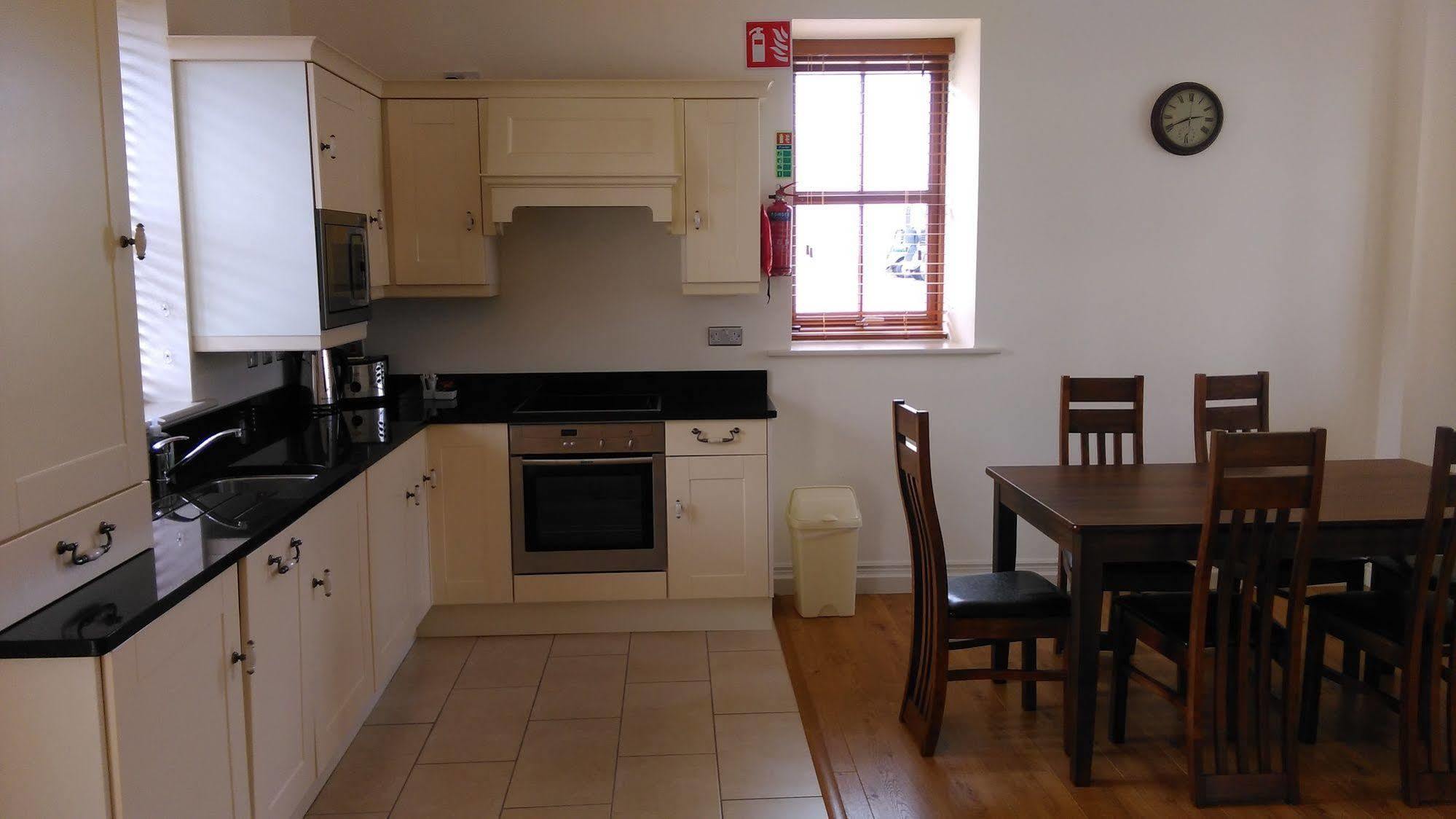 New Forest Estate Lodges Tyrrellspass Buitenkant foto